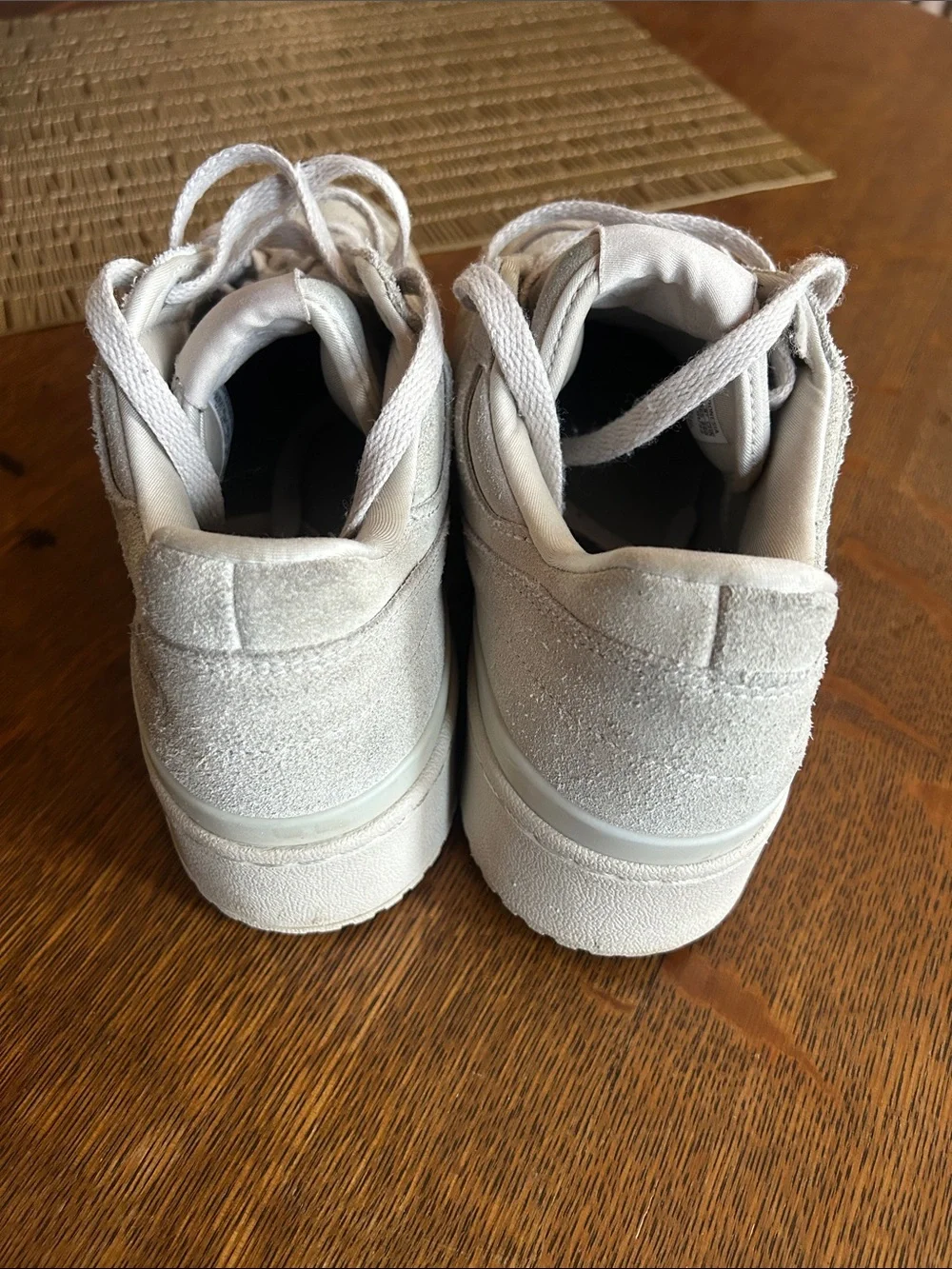 adidas Light Beige Green Low-Top Thick Sole Sneakers Women’s 9.5